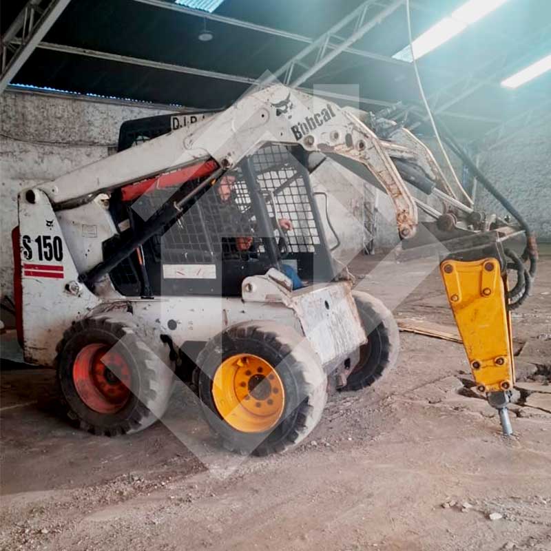 Miniexcavadora sobre camión sin amarras.