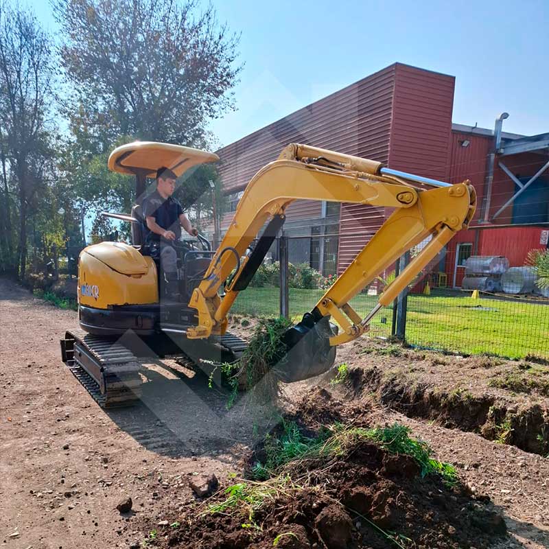 Miniexcavadora sobre camión sin amarras.
